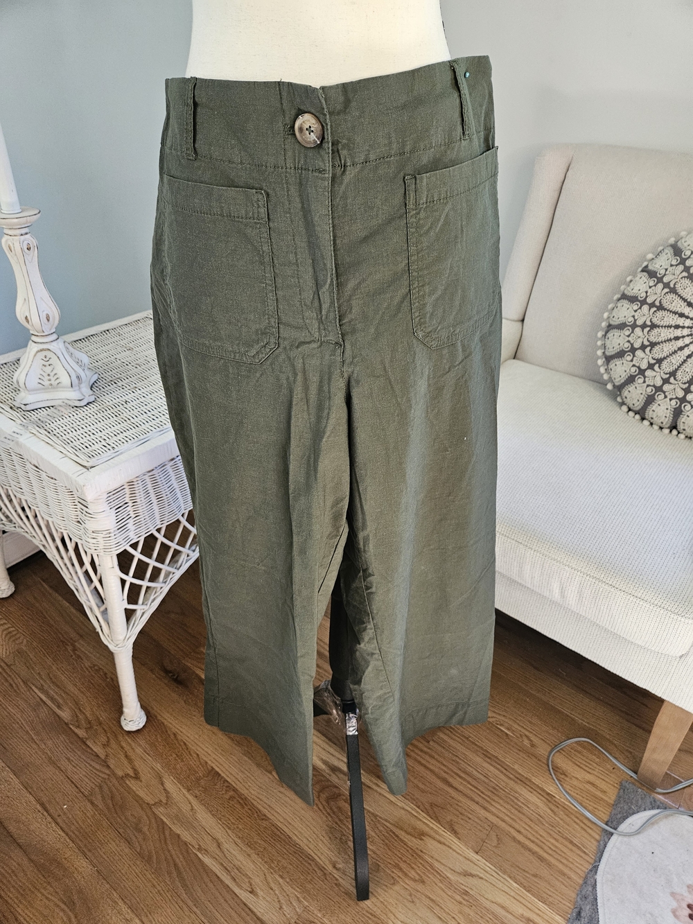 Wide-Leg Olive Green Crop Pants with Front Patch Pockets